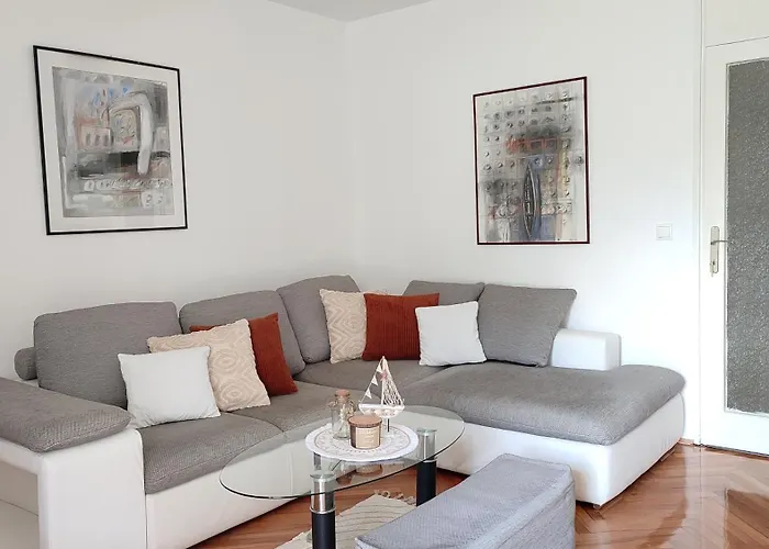 Deluxe Pervan Apartament *